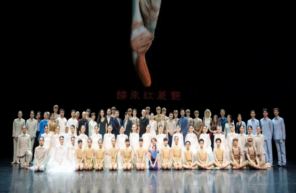 32-2023年8月15日墨西哥驻华大使馆文化主管孟慧俊(Cristobal Martinez Yanes)在市外办的陪同下观看大型原创芭蕾舞剧《归来红菱艳》首演.jpg