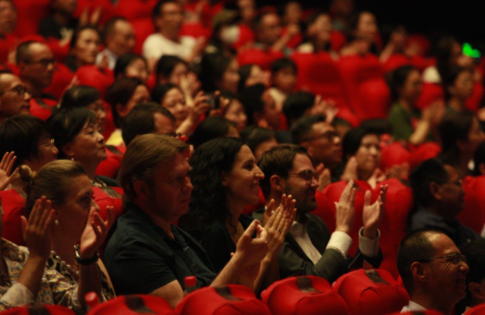 32-2023年8月15日墨西哥驻华大使馆文化主管孟慧俊(Cristobal Martinez Yanes)在市外办的陪同下观看大型原创芭蕾舞剧《归来红菱艳》首演2.jpg